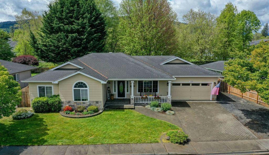 323 DONNA WAY, CENTRAL POINT, OR 97502, photo 1 of 28